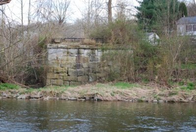 Remaining east abutment at Porters, April 2009